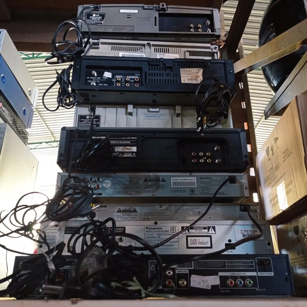 LOTE 084 - 05 APARELHOS DE VIDEOCASSETE E 04 APARELHOS DE DVD MARCAS E MODELOS DIVERSOS. (NO ESTADO) ATENÇÃO! FAZER A VISITAÇÃO ANTES DE ARREMATAR, NÃO SABEMOS SE FUNCIONA. LEILÃO NÃO TEM GARANTIA E NEM DEVOLUÇÃO, SUJEITO A POSSÍVEIS AVARIAS VISÍVEIS/OCULTAS E/OU AUSÊNCIA DE COMPONENTES.