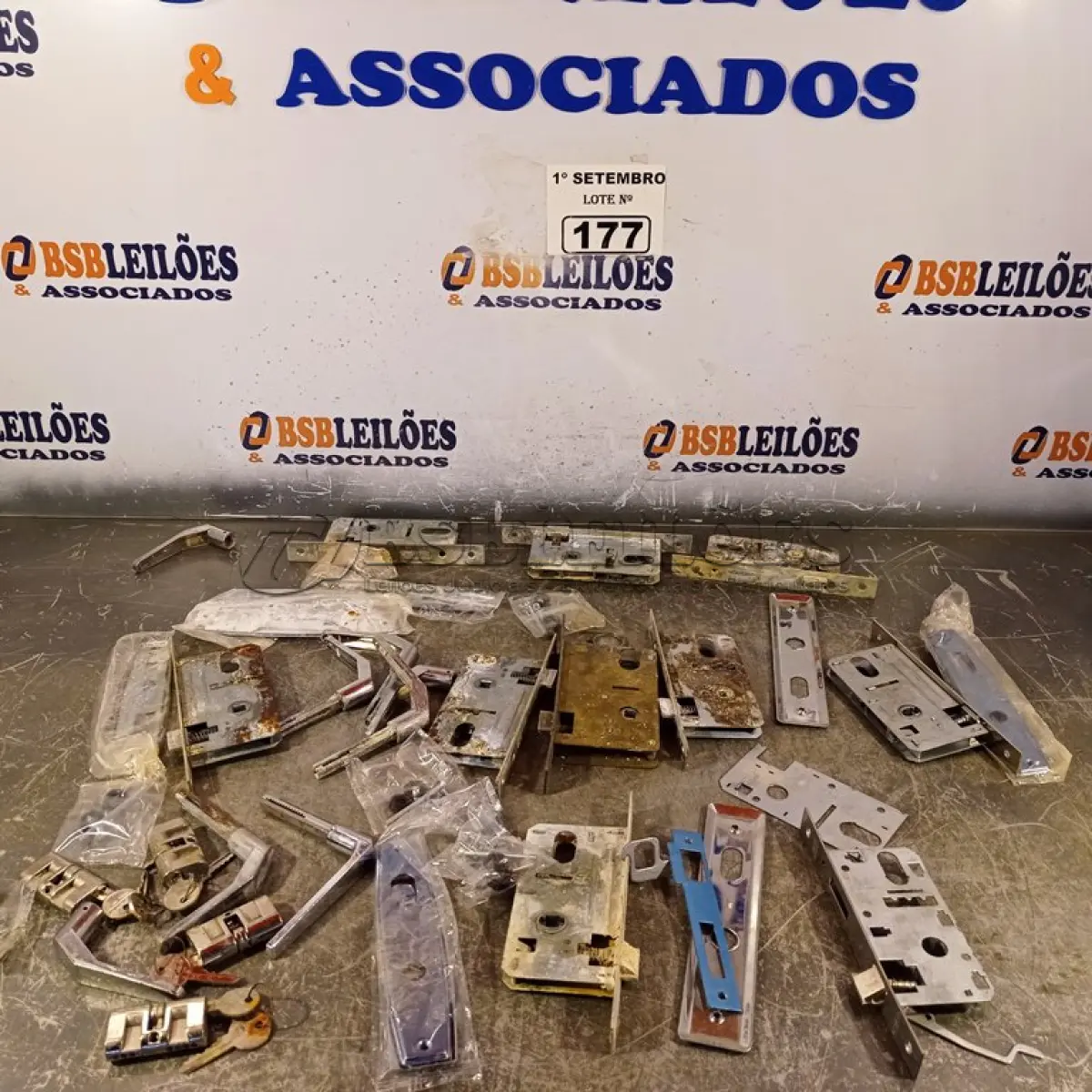 LOTE 177 - 01 LOTE COM VÁRIAS FECHADURAS MARCAS E MODELOS DIVERSOS. (NO ESTADO) ATENÇÃO! FAZER A VISITAÇÃO ANTES DE ARREMATAR, NÃO SABEMOS SE FUNCIONA. LEILÃO NÃO TEM GARANTIA E NEM DEVOLUÇÃO, SUJEITO A POSSÍVEIS AVARIAS VISÍVEIS/OCULTAS E/OU AUSÊNCIA DE COMPONENTES.