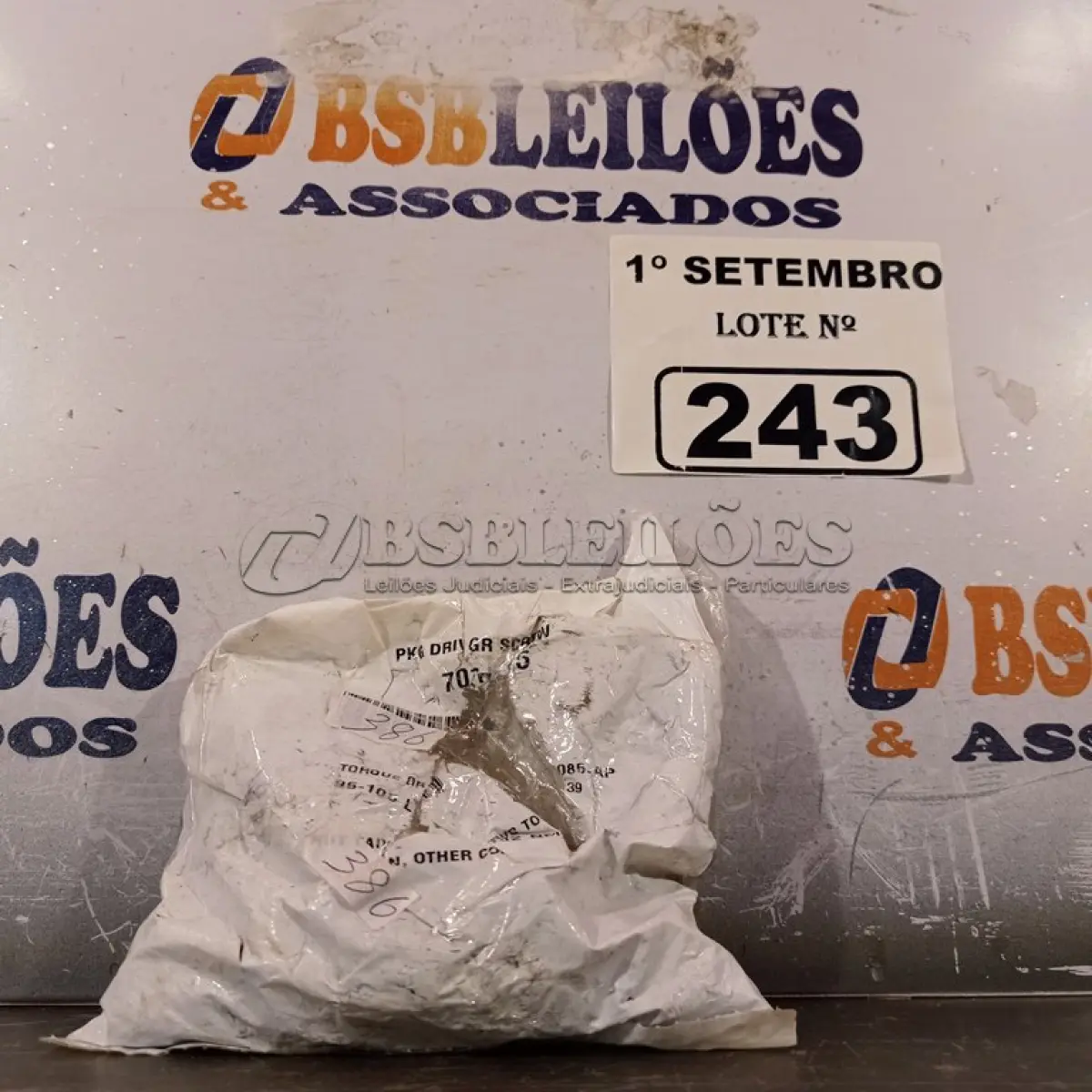 LOTE 243 - 01 JOGO DE PORCAS MOPAR. (NO ESTADO) ATENÇÃO! FAZER A VISITAÇÃO ANTES DE ARREMATAR, NÃO SABEMOS SE FUNCIONA. LEILÃO NÃO TEM GARANTIA E NEM DEVOLUÇÃO, SUJEITO A POSSÍVEIS AVARIAS VISÍVEIS/OCULTAS E/OU AUSÊNCIA DE COMPONENTES.