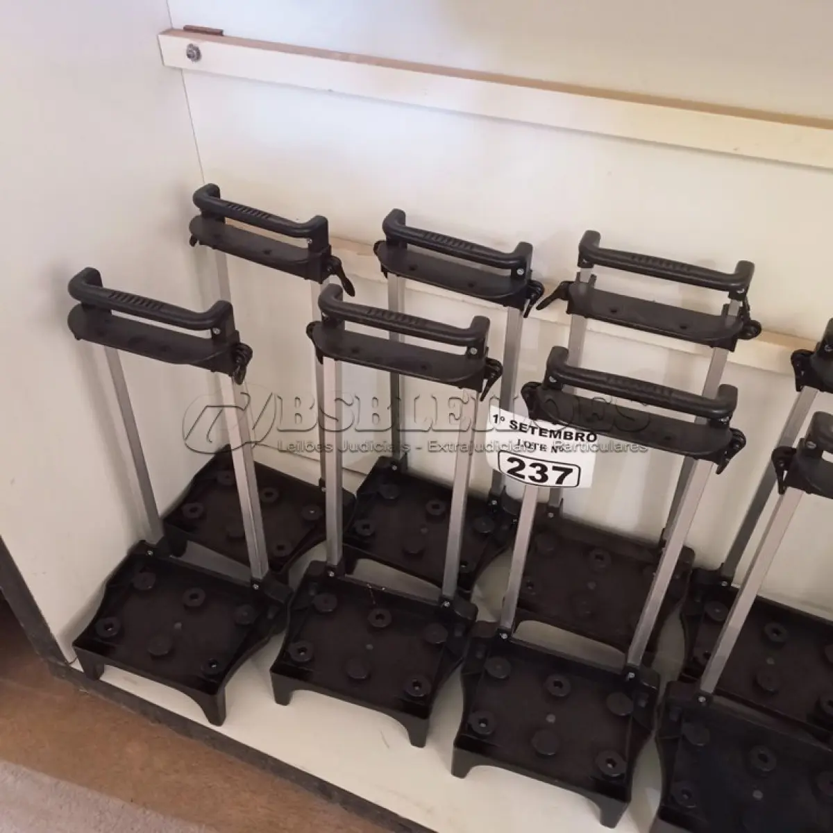 LOTE 237 - 10 CARRINHOS PARA TRANSPORTE DE MOCHILAS. (NO ESTADO) ATENÇÃO! FAZER A VISITAÇÃO ANTES DE ARREMATAR, NÃO SABEMOS SE FUNCIONA. LEILÃO NÃO TEM GARANTIA E NEM DEVOLUÇÃO, SUJEITO A POSSÍVEIS AVARIAS VISÍVEIS/OCULTAS E/OU AUSÊNCIA DE COMPONENTES.