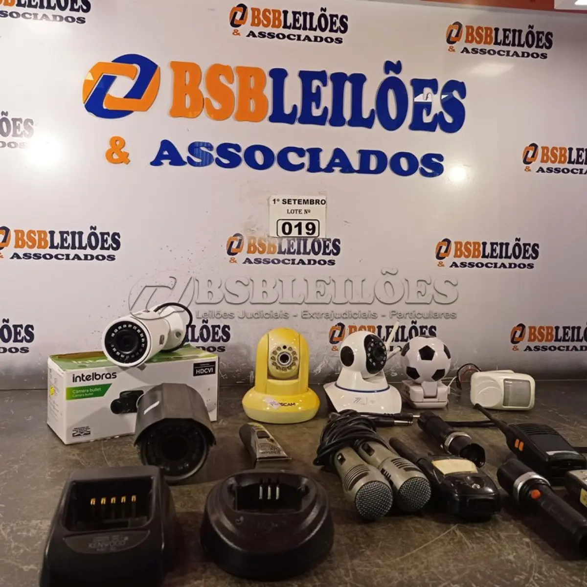 LOTE 019 - 05 CÂMERAS DE SEGURANÇA, 02 RÁDIOS E 3 BASES DE RÁDIO COMUNICADOR, 02 MICROFONES E PERIFÉRICOS DIVERSOS. (NO ESTADO) ATENÇÃO! FAZER A VISITAÇÃO ANTES DE ARREMATAR, NÃO SABEMOS SE FUNCIONA. LEILÃO NÃO TEM GARANTIA E NEM DEVOLUÇÃO, SUJEITO A POSSÍVEIS AVARIAS VISÍVEIS/OCULTAS E/OU AUSÊNCIA DE COMPONENTES.