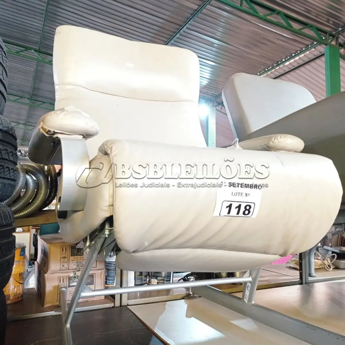 LOTE 118 - 01 POLTRONA PARA DESCANSO. (NO ESTADO) ATENÇÃO! FAZER A VISITAÇÃO ANTES DE ARREMATAR, NÃO SABEMOS SE FUNCIONA. LEILÃO NÃO TEM GARANTIA E NEM DEVOLUÇÃO, SUJEITO A POSSÍVEIS AVARIAS VISÍVEIS/OCULTAS E/OU AUSÊNCIA DE COMPONENTES.