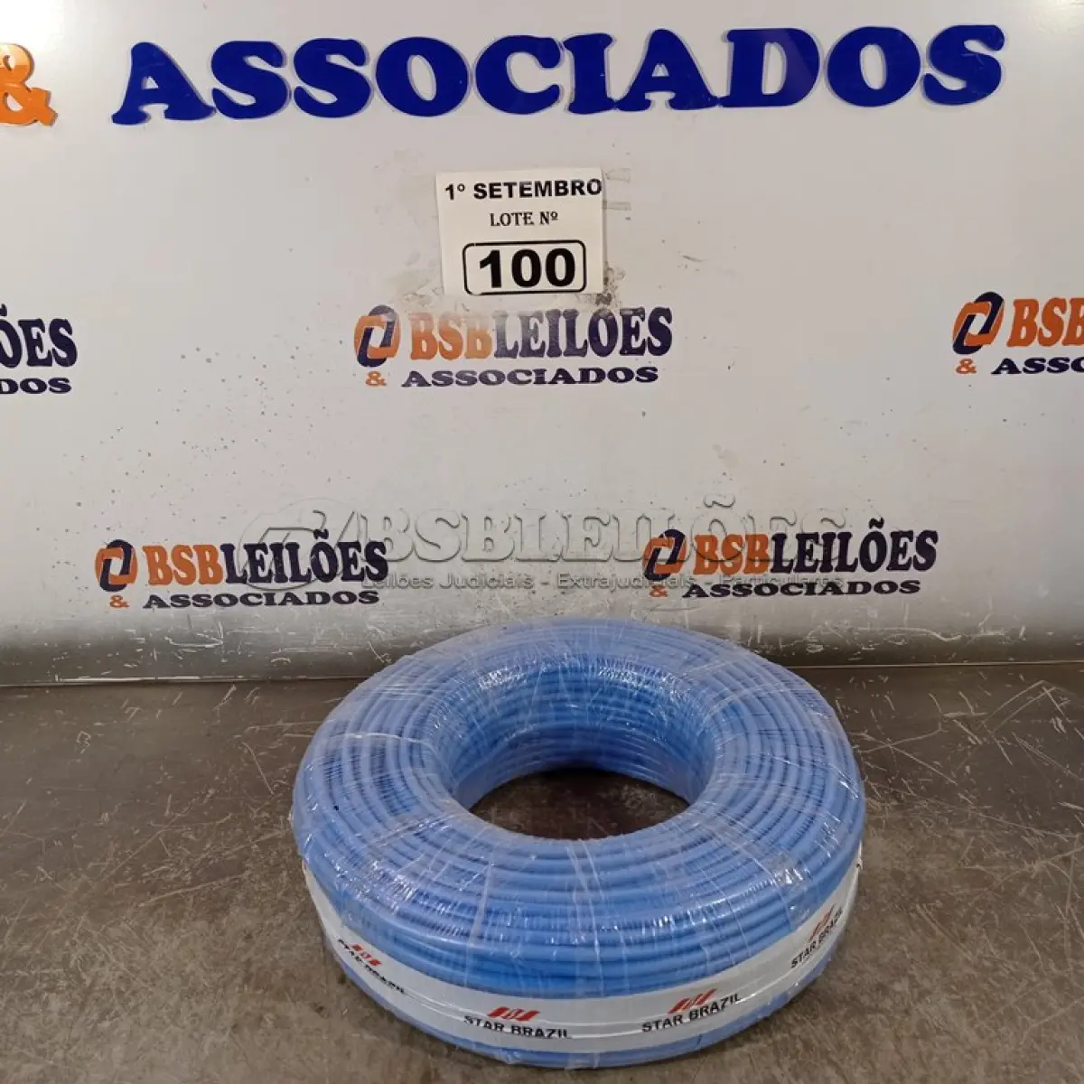 LOTE 100 - 01 ROLO DE CABO FLEXÍVEL 100M 10MM NA COR AZUL. (NO ESTADO) ATENÇÃO! FAZER A VISITAÇÃO ANTES DE ARREMATAR, NÃO SABEMOS SE FUNCIONA. LEILÃO NÃO TEM GARANTIA E NEM DEVOLUÇÃO, SUJEITO A POSSÍVEIS AVARIAS VISÍVEIS/OCULTAS E/OU AUSÊNCIA DE COMPONENTES.