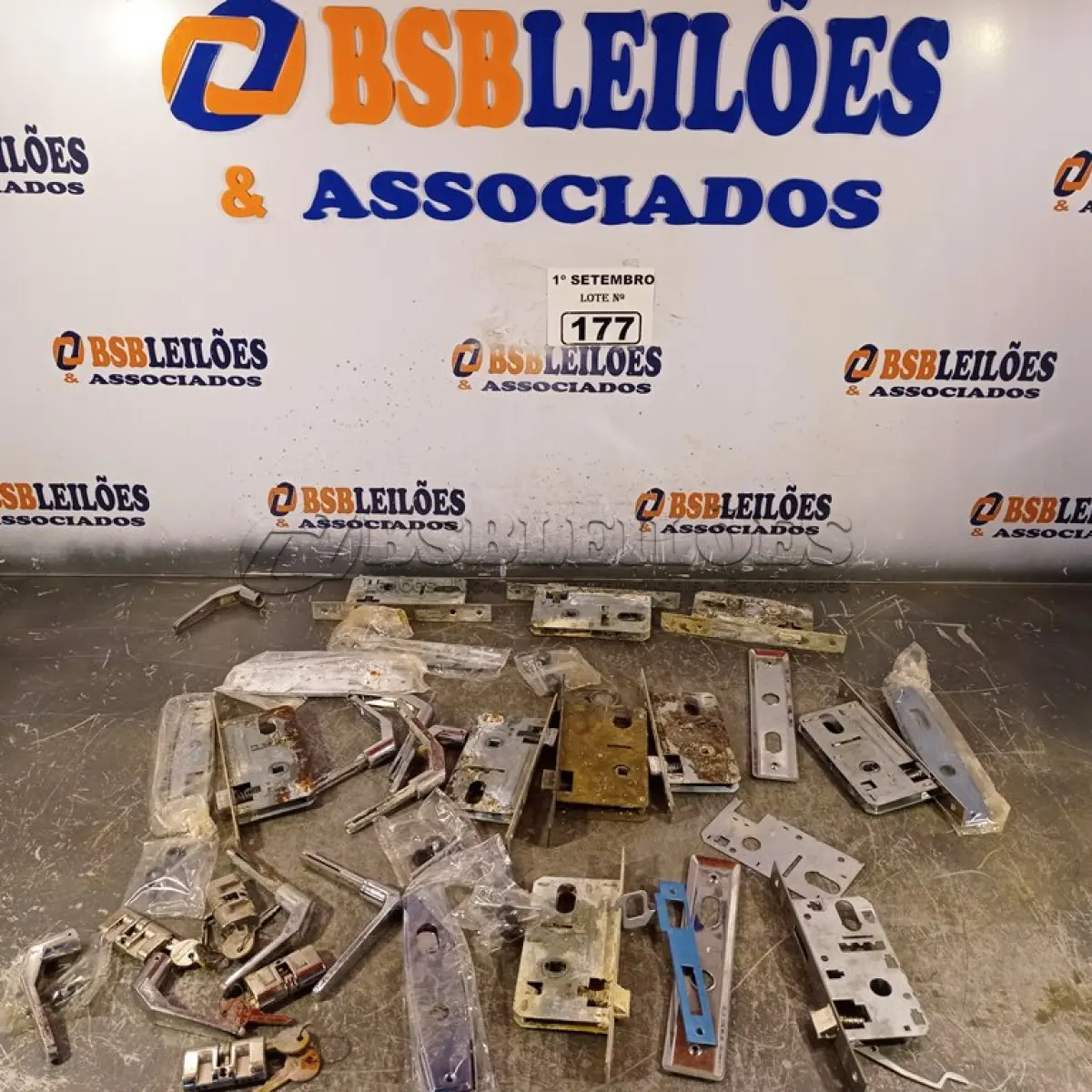 LOTE 177 - 01 LOTE COM VÁRIAS FECHADURAS MARCAS E MODELOS DIVERSOS. (NO ESTADO) ATENÇÃO! FAZER A VISITAÇÃO ANTES DE ARREMATAR, NÃO SABEMOS SE FUNCIONA. LEILÃO NÃO TEM GARANTIA E NEM DEVOLUÇÃO, SUJEITO A POSSÍVEIS AVARIAS VISÍVEIS/OCULTAS E/OU AUSÊNCIA DE COMPONENTES.