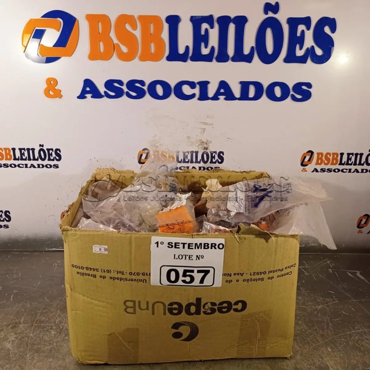 LOTE 057 - 01 CAIXA COM GRANDE QUANTIDADE DE CAPACITORES E RESISTORES ELETROLÍTICOS DIVERSOS. (NO ESTADO) ATENÇÃO! FAZER A VISITAÇÃO ANTES DE ARREMATAR, NÃO SABEMOS SE FUNCIONA. LEILÃO NÃO TEM GARANTIA E NEM DEVOLUÇÃO, SUJEITO A POSSÍVEIS AVARIAS VISÍVEIS/OCULTAS E/OU AUSÊNCIA DE COMPONENTES.