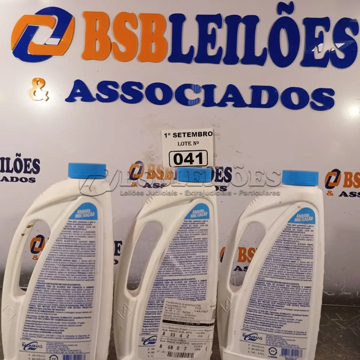 LOTE 041 - 03 LITROS DE HIDRO AZUL SEM COBRE, ALGICIDA MULTI AÇÃO. (NO ESTADO) ATENÇÃO! FAZER A VISITAÇÃO ANTES DE ARREMATAR, NÃO SABEMOS SE FUNCIONA. LEILÃO NÃO TEM GARANTIA E NEM DEVOLUÇÃO, SUJEITO A POSSÍVEIS AVARIAS VISÍVEIS/OCULTAS E/OU AUSÊNCIA DE COMPONENTES.