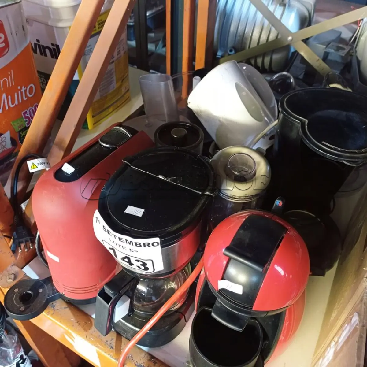 LOTE 143 - 01 LOTE COM VÁRIAS CAFETEIRAS E ESPREMEDORES DE FRUTAS MARCAS E MODELOS DIVERSOS COM AVARIAS. (NO ESTADO) ATENÇÃO! FAZER A VISITAÇÃO ANTES DE ARREMATAR, NÃO SABEMOS SE FUNCIONA. LEILÃO NÃO TEM GARANTIA E NEM DEVOLUÇÃO, SUJEITO A POSSÍVEIS AVARIAS VISÍVEIS/OCULTAS E/OU AUSÊNCIA DE COMPONENTES.