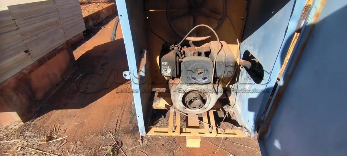 LOTE 075 - 01 BITONEIRA 400 LITROS COM MOTOR A DIESEL (NO ESTADO)