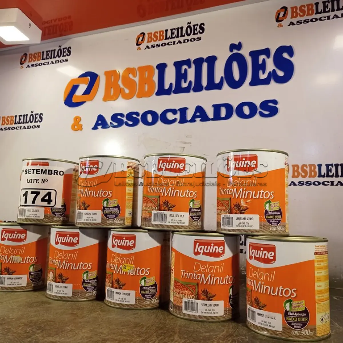 LOTE 174 - 09 LATAS DE ESMALTE SINTÉTICO IQUINE 900ML SENDO 04 NA COR VERMELHO VINHO, 03 MARROM CONHAQUE, 01 AZUL CELESTE E 01 AZUL DEL REY. (NO ESTADO) ATENÇÃO! FAZER A VISITAÇÃO ANTES DE ARREMATAR, NÃO SABEMOS SE FUNCIONA. LEILÃO NÃO TEM GARANTIA E NEM DEVOLUÇÃO, SUJEITO A POSSÍVEIS AVARIAS VISÍVEIS/OCULTAS E/OU AUSÊNCIA DE COMPONENTES.