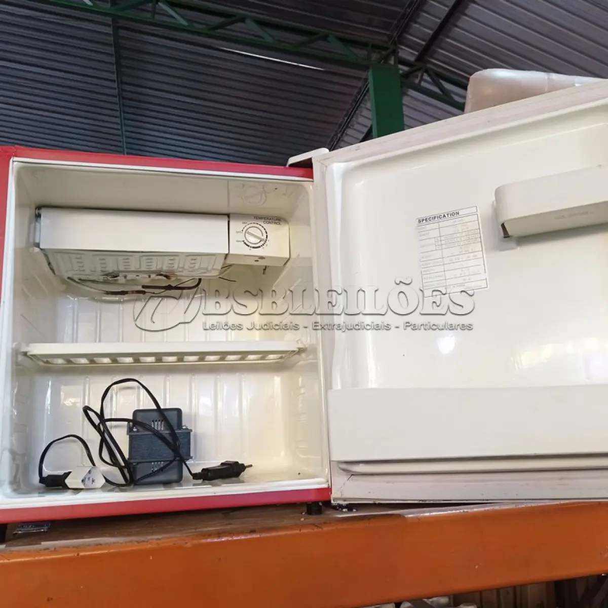 LOTE 148 - 01 FRIGOBAR SAMSUNG RETRO 110V. (NO ESTADO) ATENÇÃO! FAZER A VISITAÇÃO ANTES DE ARREMATAR, NÃO SABEMOS SE FUNCIONA. LEILÃO NÃO TEM GARANTIA E NEM DEVOLUÇÃO, SUJEITO A POSSÍVEIS AVARIAS VISÍVEIS/OCULTAS E/OU AUSÊNCIA DE COMPONENTES.