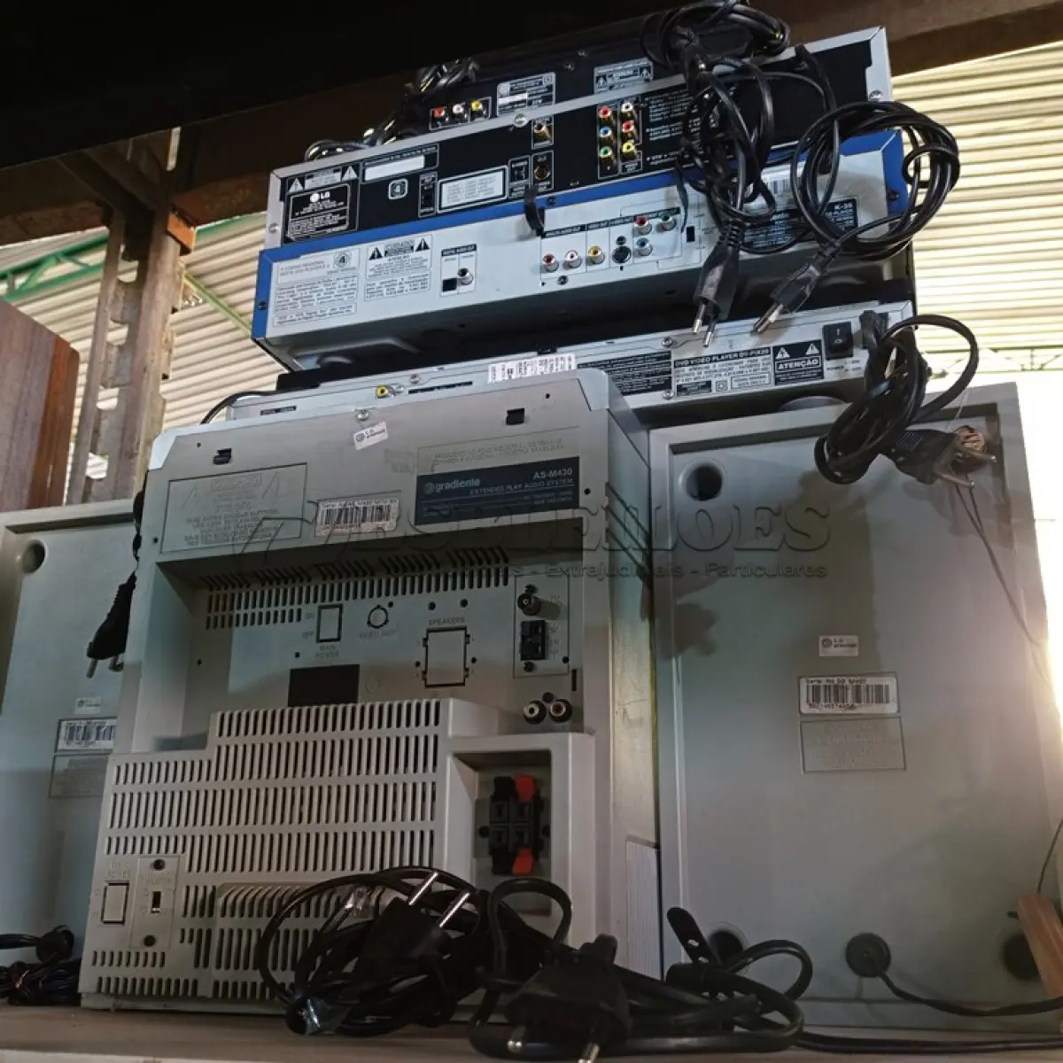 LOTE 086 - 07 APARELHOS DE DVD E 01 SOM 3X1 MARCA GRADIENTE. (NO ESTADO) ATENÇÃO! FAZER A VISITAÇÃO ANTES DE ARREMATAR, NÃO SABEMOS SE FUNCIONA. LEILÃO NÃO TEM GARANTIA E NEM DEVOLUÇÃO, SUJEITO A POSSÍVEIS AVARIAS VISÍVEIS/OCULTAS E/OU AUSÊNCIA DE COMPONENTES.