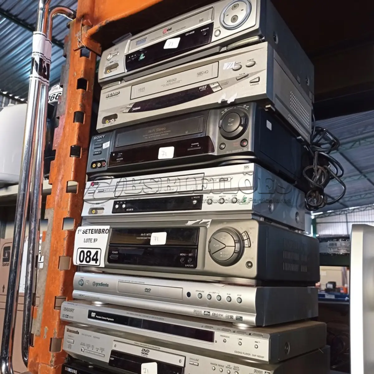 LOTE 084 - 05 APARELHOS DE VIDEOCASSETE E 04 APARELHOS DE DVD MARCAS E MODELOS DIVERSOS. (NO ESTADO) ATENÇÃO! FAZER A VISITAÇÃO ANTES DE ARREMATAR, NÃO SABEMOS SE FUNCIONA. LEILÃO NÃO TEM GARANTIA E NEM DEVOLUÇÃO, SUJEITO A POSSÍVEIS AVARIAS VISÍVEIS/OCULTAS E/OU AUSÊNCIA DE COMPONENTES.