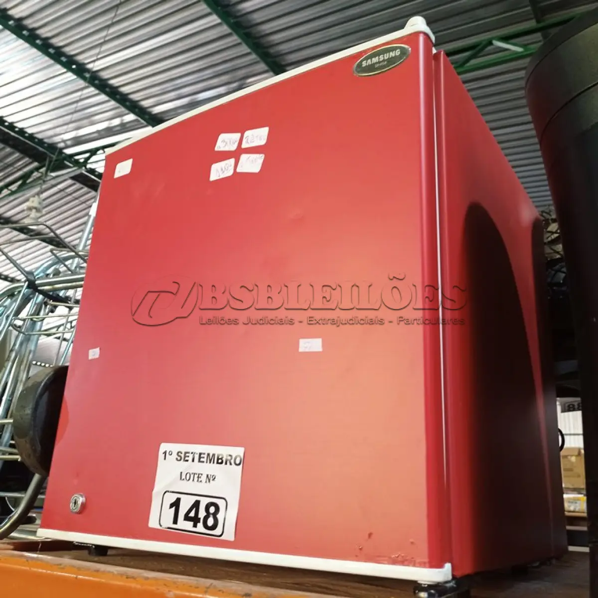 LOTE 148 - 01 FRIGOBAR SAMSUNG RETRO 110V. (NO ESTADO) ATENÇÃO! FAZER A VISITAÇÃO ANTES DE ARREMATAR, NÃO SABEMOS SE FUNCIONA. LEILÃO NÃO TEM GARANTIA E NEM DEVOLUÇÃO, SUJEITO A POSSÍVEIS AVARIAS VISÍVEIS/OCULTAS E/OU AUSÊNCIA DE COMPONENTES.