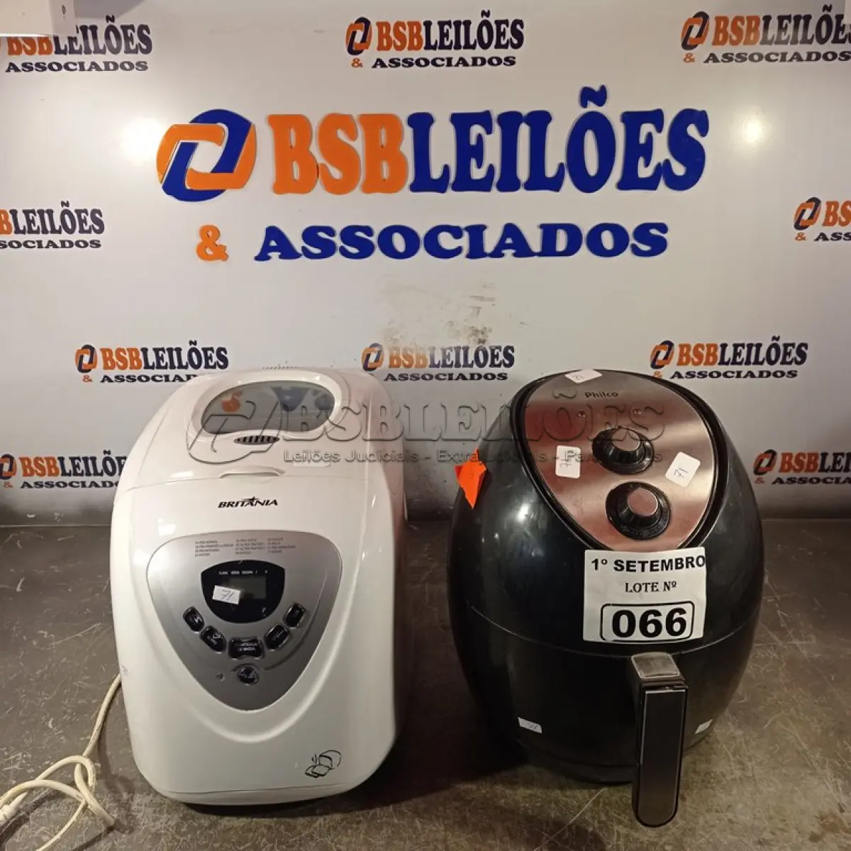 LOTE 066 - 01 PANIFICADORA MULTI PANE BRITÂNIA E 01 AIR FRY MARCA PHILCO 220V. (NO ESTADO) ATENÇÃO! FAZER A VISITAÇÃO ANTES DE ARREMATAR, NÃO SABEMOS SE FUNCIONA. LEILÃO NÃO TEM GARANTIA E NEM DEVOLUÇÃO, SUJEITO A POSSÍVEIS AVARIAS VISÍVEIS/OCULTAS E/OU AUSÊNCIA DE COMPONENTES.