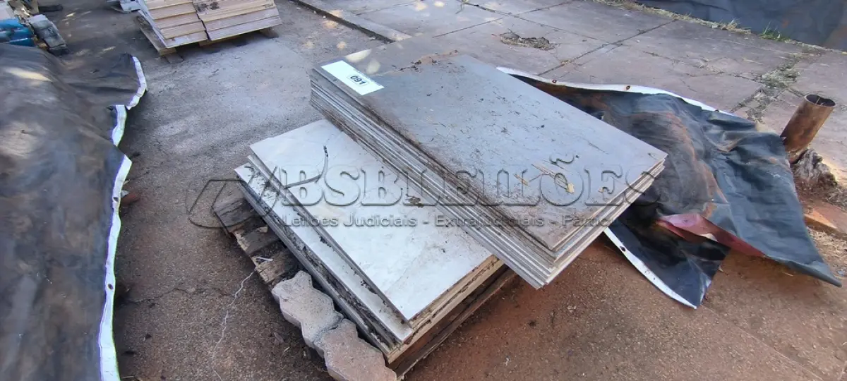 LOTE 091 - 01 LOTE COM PORCELANATOS 60CM X 1,20CM (14PÇ) E PORCELANATOS 90CM X 90CM (18 PÇ). APROXIMADAMENTE24,66M²(NO ESTADO)