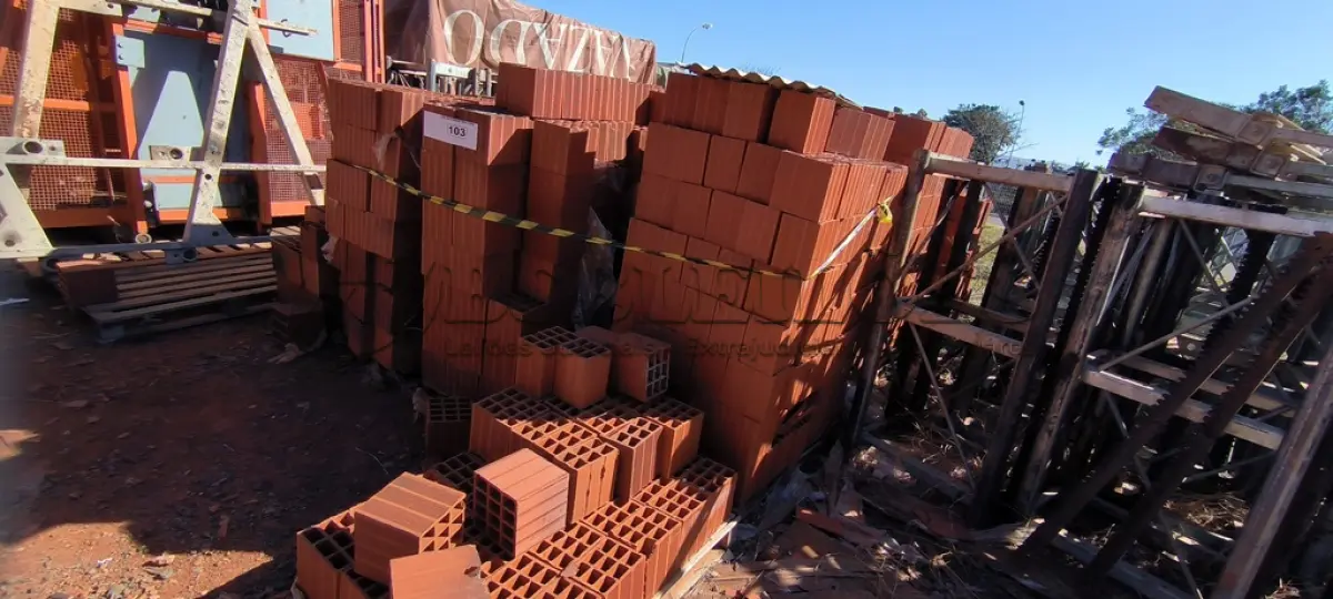LOTE 103 - 01 LOTE COM TIJOLOS DE BARRO PARA CONSTRUÇAO(NO ESTADO)