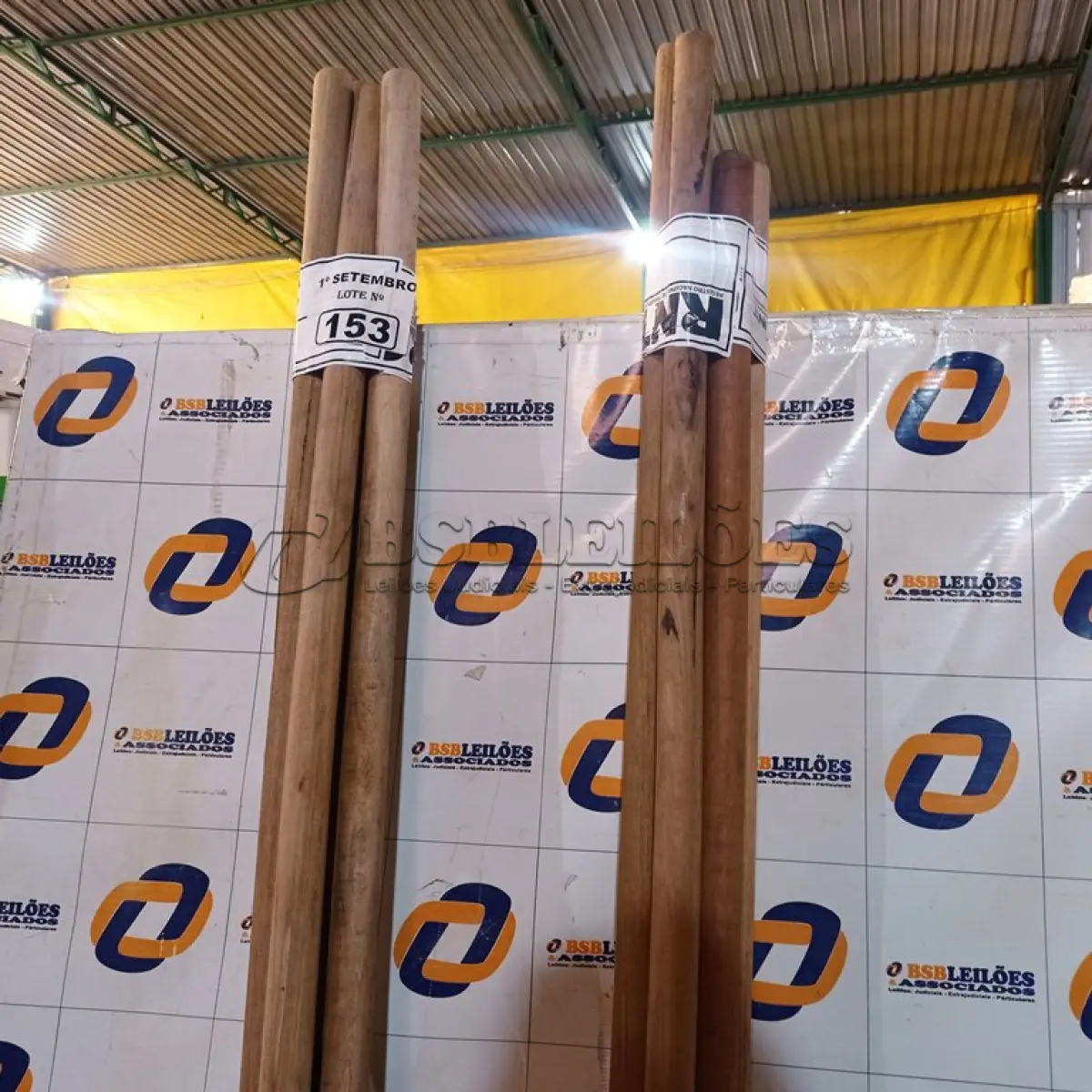 LOTE 153 - 01 LOTE COM VÁRIOS CABOS DE FERRAMENTAS DIVERSOS. (NO ESTADO) ATENÇÃO! FAZER A VISITAÇÃO ANTES DE ARREMATAR, NÃO SABEMOS SE FUNCIONA. LEILÃO NÃO TEM GARANTIA E NEM DEVOLUÇÃO, SUJEITO A POSSÍVEIS AVARIAS VISÍVEIS/OCULTAS E/OU AUSÊNCIA DE COMPONENTES.