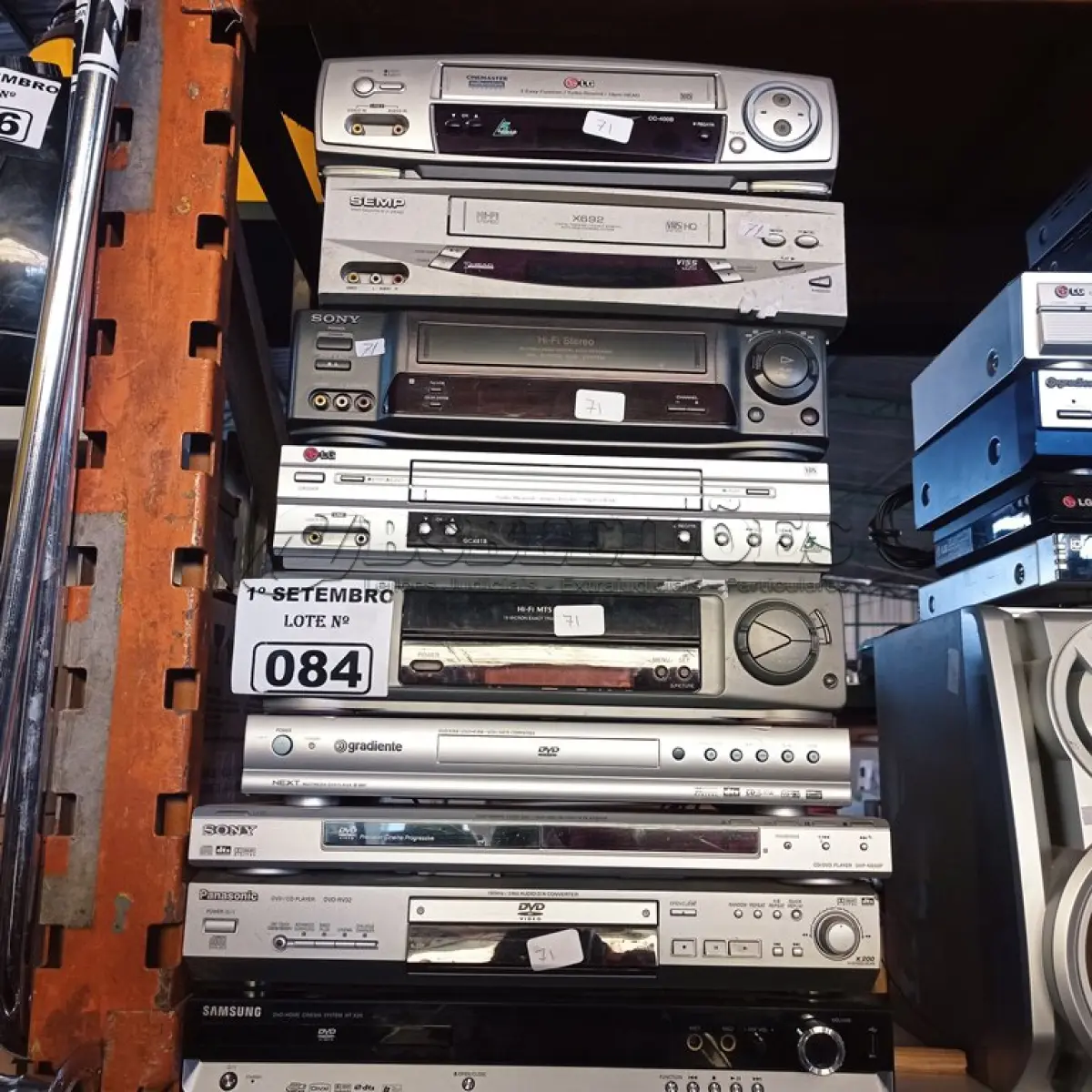 LOTE 084 - 05 APARELHOS DE VIDEOCASSETE E 04 APARELHOS DE DVD MARCAS E MODELOS DIVERSOS. (NO ESTADO) ATENÇÃO! FAZER A VISITAÇÃO ANTES DE ARREMATAR, NÃO SABEMOS SE FUNCIONA. LEILÃO NÃO TEM GARANTIA E NEM DEVOLUÇÃO, SUJEITO A POSSÍVEIS AVARIAS VISÍVEIS/OCULTAS E/OU AUSÊNCIA DE COMPONENTES.
