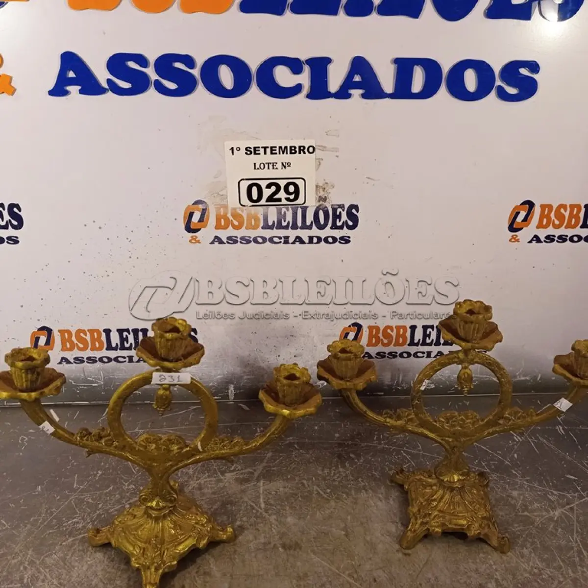 LOTE 029 - 02 CANDELABROS EM METAL. (NO ESTADO) ATENÇÃO! FAZER A VISITAÇÃO ANTES DE ARREMATAR, NÃO SABEMOS SE FUNCIONA. LEILÃO NÃO TEM GARANTIA E NEM DEVOLUÇÃO, SUJEITO A POSSÍVEIS AVARIAS VISÍVEIS/OCULTAS E/OU AUSÊNCIA DE COMPONENTES.