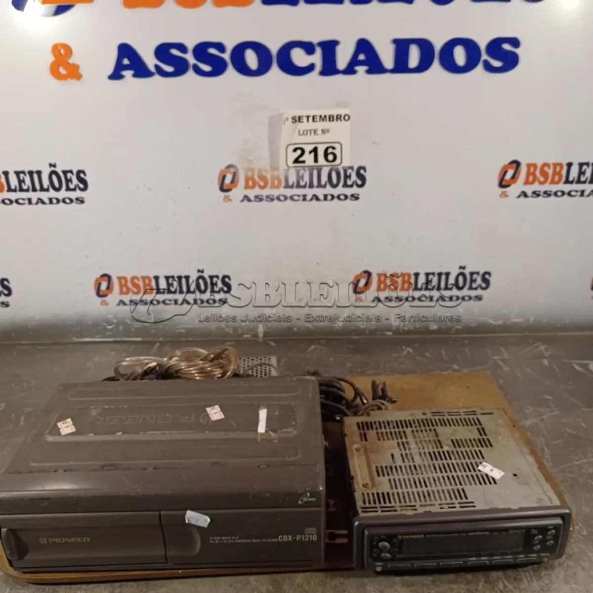 LOTE 216 - 01 TOCA CD COM DISQUETEIRA MARCA PIONNER. (NO ESTADO) ATENÇÃO! FAZER A VISITAÇÃO ANTES DE ARREMATAR, NÃO SABEMOS SE FUNCIONA. LEILÃO NÃO TEM GARANTIA E NEM DEVOLUÇÃO, SUJEITO A POSSÍVEIS AVARIAS VISÍVEIS/OCULTAS E/OU AUSÊNCIA DE COMPONENTES.