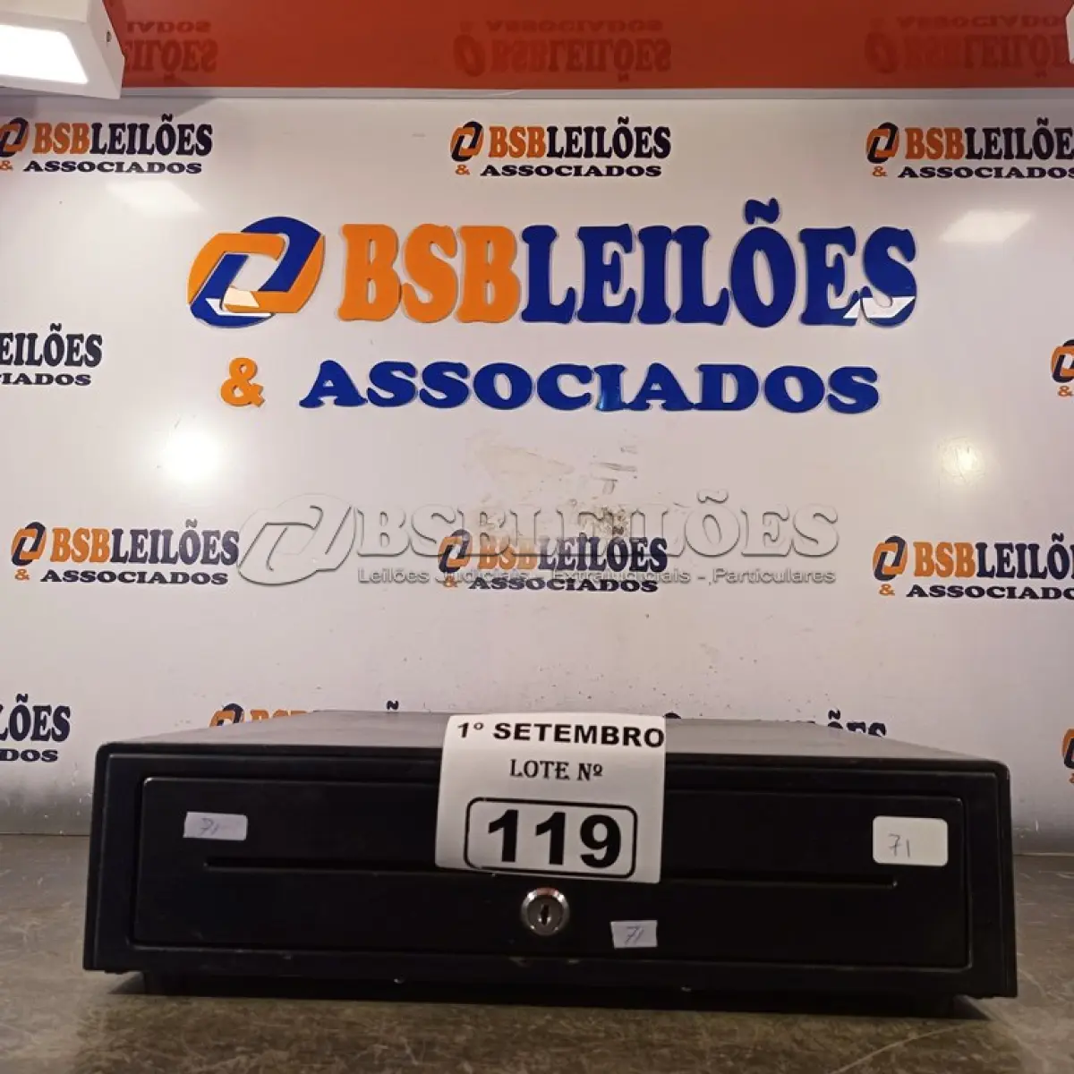 LOTE 119 - 01 GAVETA PARA CAIXA. (NO ESTADO) ATENÇÃO! FAZER A VISITAÇÃO ANTES DE ARREMATAR, NÃO SABEMOS SE FUNCIONA. LEILÃO NÃO TEM GARANTIA E NEM DEVOLUÇÃO, SUJEITO A POSSÍVEIS AVARIAS VISÍVEIS/OCULTAS E/OU AUSÊNCIA DE COMPONENTES.