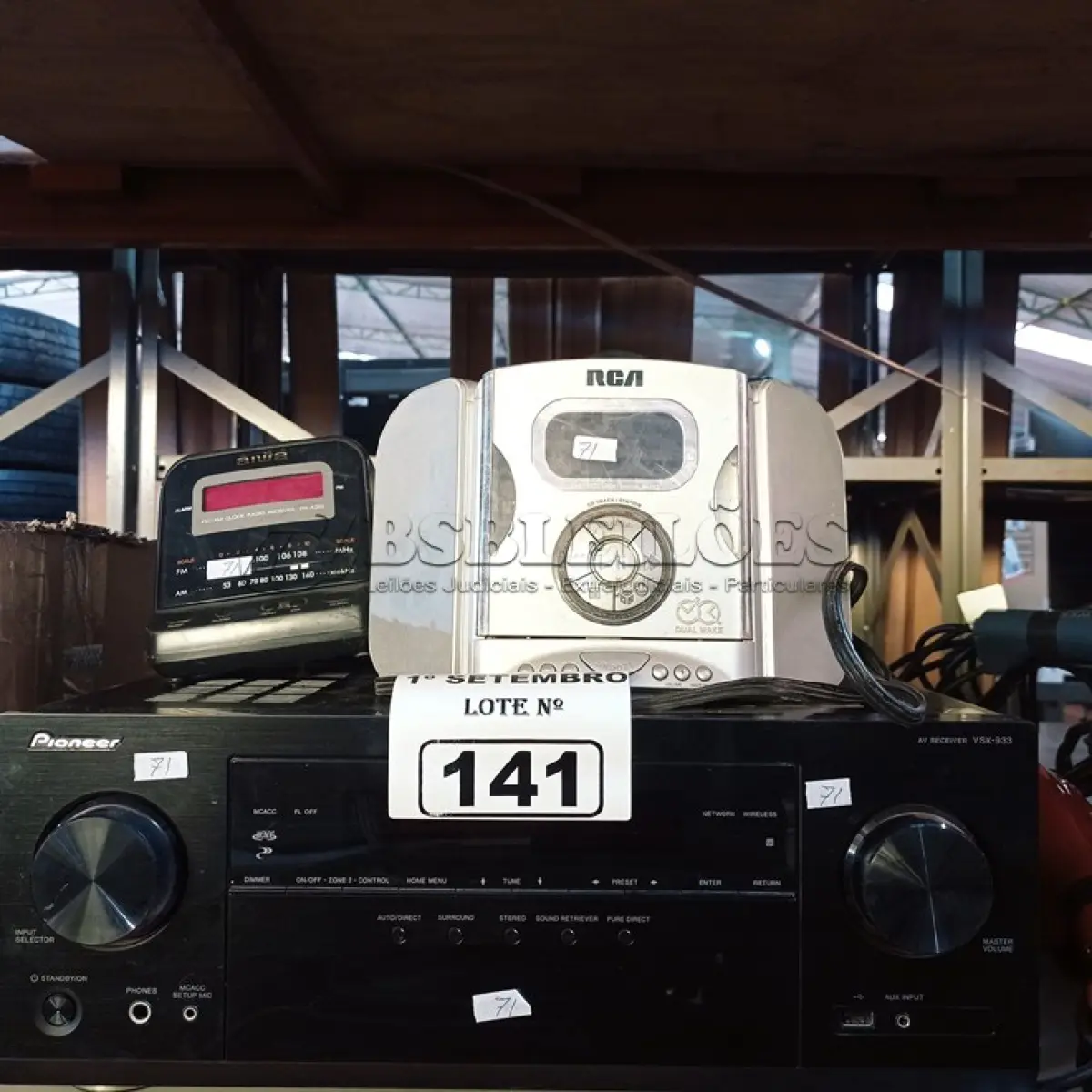 LOTE 141 - 02 RÁDIOS RELÓGIO, 01 APARELHO ACOUSTIC RESEARCB E 01 RECEIVER MARCA PIONNER. (NO ESTADO) ATENÇÃO! FAZER A VISITAÇÃO ANTES DE ARREMATAR, NÃO SABEMOS SE FUNCIONA. LEILÃO NÃO TEM GARANTIA E NEM DEVOLUÇÃO, SUJEITO A POSSÍVEIS AVARIAS VISÍVEIS/OCULTAS E/OU AUSÊNCIA DE COMPONENTES.
