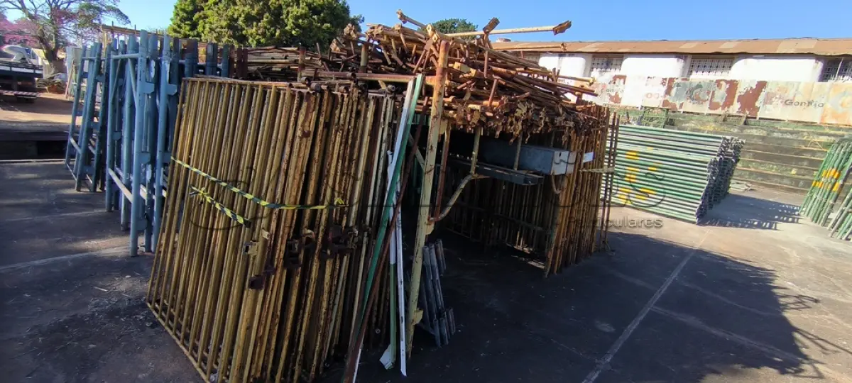 LOTE 067 - 01 LOTE COM GRADES EM FERRO AMARELOS (OBS:SO AS AMARELAS ) (NO ESTADO)