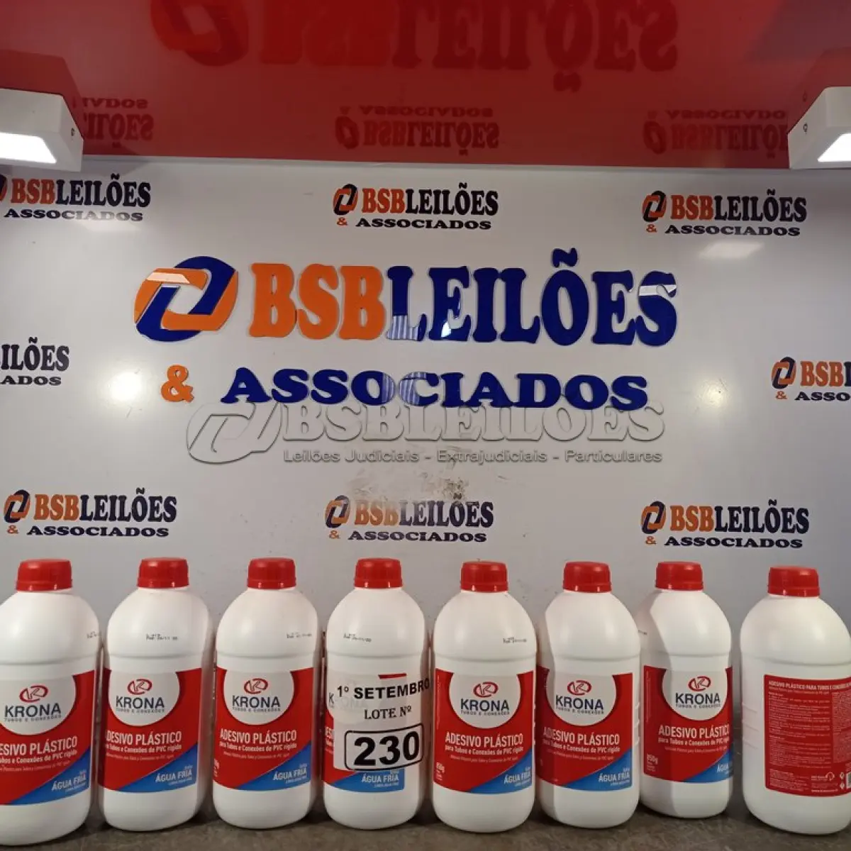 LOTE 230 - 08 TUBOS DE ADESIVO PLÁSTICO PARA TUBOS E CONEXÕES DE PVC RÍGIDO LINHA ÁGUA FRIA 850G. (NO ESTADO) ATENÇÃO! FAZER A VISITAÇÃO ANTES DE ARREMATAR, NÃO SABEMOS SE FUNCIONA. LEILÃO NÃO TEM GARANTIA E NEM DEVOLUÇÃO, SUJEITO A POSSÍVEIS AVARIAS VISÍVEIS/OCULTAS E/OU AUSÊNCIA DE COMPONENTES.