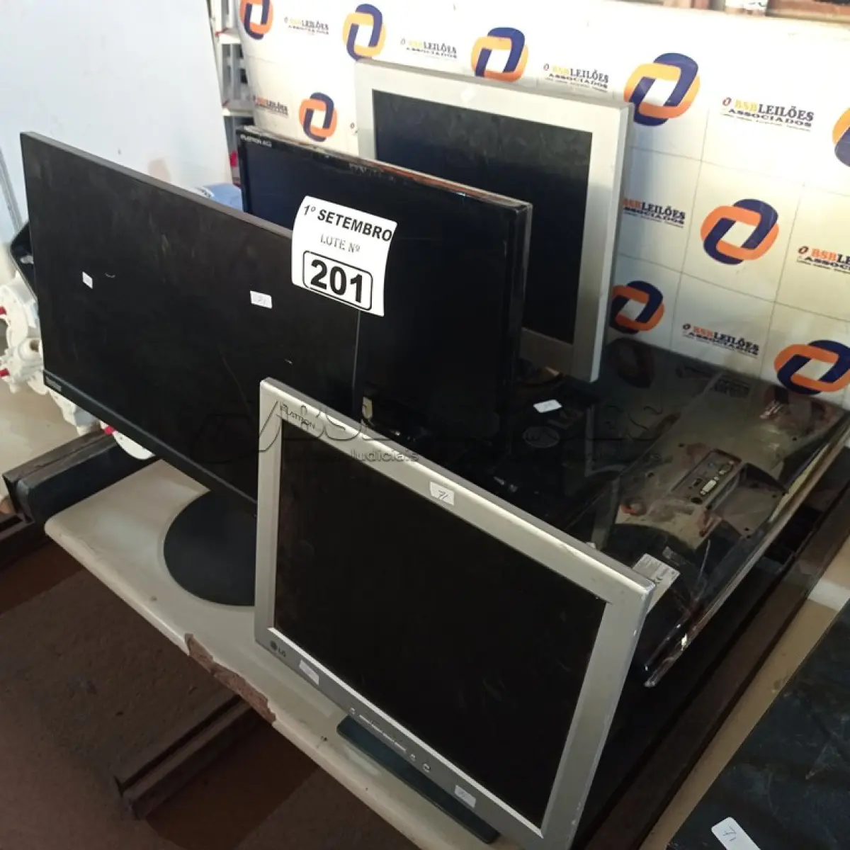 LOTE 201 - 06 MONITORES MARCAS E MODELOS DIVERSOS PARA RETIRADA DE PEÇAS. (NO ESTADO) ATENÇÃO! FAZER A VISITAÇÃO ANTES DE ARREMATAR, NÃO SABEMOS SE FUNCIONA. LEILÃO NÃO TEM GARANTIA E NEM DEVOLUÇÃO, SUJEITO A POSSÍVEIS AVARIAS VISÍVEIS/OCULTAS E/OU AUSÊNCIA DE COMPONENTES.