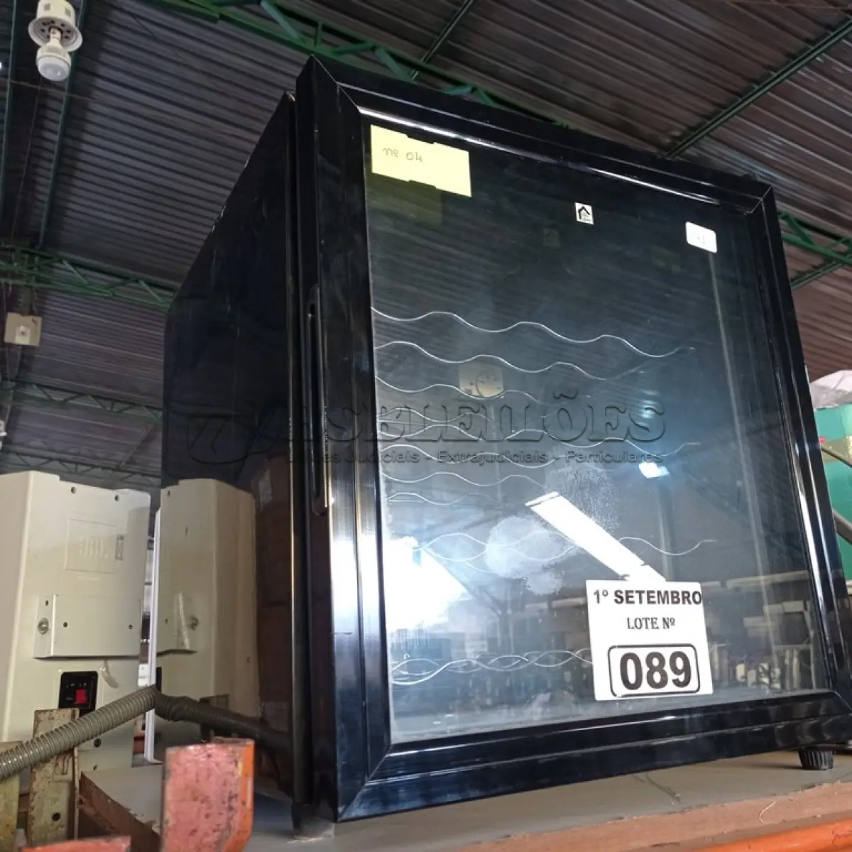 LOTE 089 - 01 ADEGA HOME LEADER 220V. (NO ESTADO) ATENÇÃO! FAZER A VISITAÇÃO ANTES DE ARREMATAR, NÃO SABEMOS SE FUNCIONA. LEILÃO NÃO TEM GARANTIA E NEM DEVOLUÇÃO, SUJEITO A POSSÍVEIS AVARIAS VISÍVEIS/OCULTAS E/OU AUSÊNCIA DE COMPONENTES.