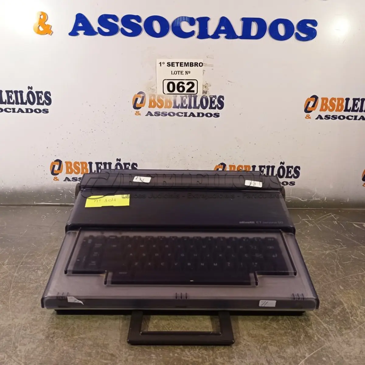 LOTE 062 - 01 MÁQUINA DE ESCREVER ELÉTRICA MARCA OLIVETTI PERSONAL 50. (NO ESTADO) ATENÇÃO! FAZER A VISITAÇÃO ANTES DE ARREMATAR, NÃO SABEMOS SE FUNCIONA. LEILÃO NÃO TEM GARANTIA E NEM DEVOLUÇÃO, SUJEITO A POSSÍVEIS AVARIAS VISÍVEIS/OCULTAS E/OU AUSÊNCIA DE COMPONENTES.