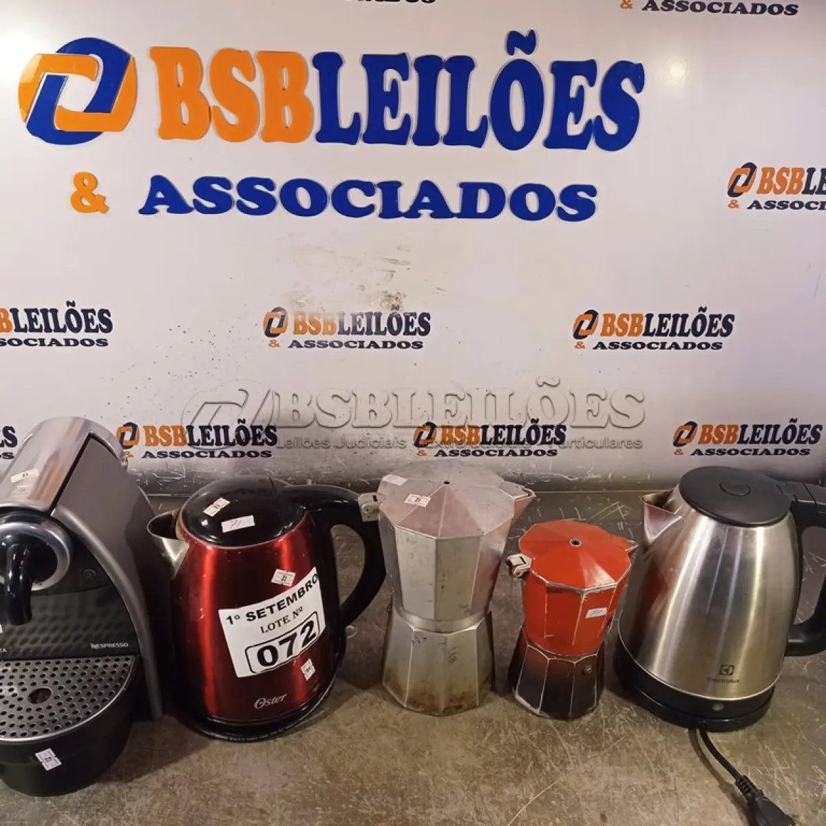 LOTE 072 - 02 CAFETEIRAS ITALIANA, 02 CHALEIRAS ELÉTRICAS E 01 CAFETEIRA NESPRESSO. (NO ESTADO) ATENÇÃO! FAZER A VISITAÇÃO ANTES DE ARREMATAR, NÃO SABEMOS SE FUNCIONA. LEILÃO NÃO TEM GARANTIA E NEM DEVOLUÇÃO, SUJEITO A POSSÍVEIS AVARIAS VISÍVEIS/OCULTAS E/OU AUSÊNCIA DE COMPONENTES.