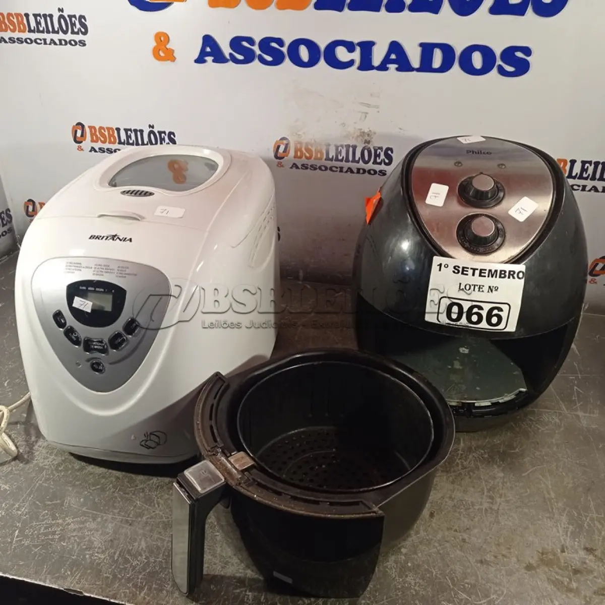 LOTE 066 - 01 PANIFICADORA MULTI PANE BRITÂNIA E 01 AIR FRY MARCA PHILCO 220V. (NO ESTADO) ATENÇÃO! FAZER A VISITAÇÃO ANTES DE ARREMATAR, NÃO SABEMOS SE FUNCIONA. LEILÃO NÃO TEM GARANTIA E NEM DEVOLUÇÃO, SUJEITO A POSSÍVEIS AVARIAS VISÍVEIS/OCULTAS E/OU AUSÊNCIA DE COMPONENTES.