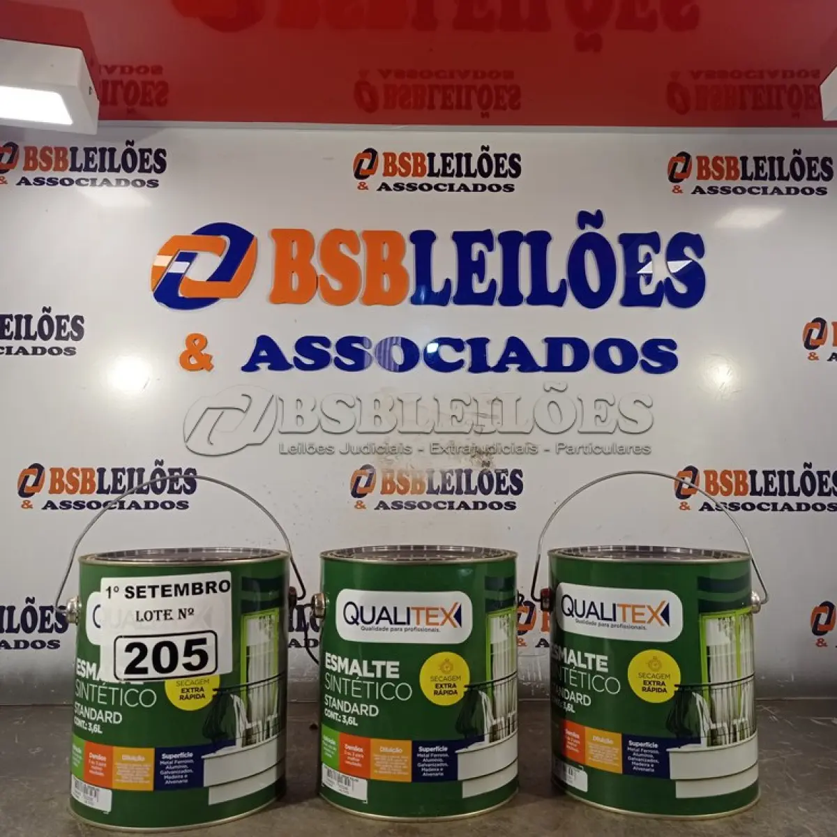 LOTE 205 - 03 GALÕES DE ESMALTE SINTÉTICO QUALITEX 3,6L SENDO 02 NA COR VERDE FOLHA E 01 VERMELHO. (NO ESTADO) ATENÇÃO! FAZER A VISITAÇÃO ANTES DE ARREMATAR, NÃO SABEMOS SE FUNCIONA. LEILÃO NÃO TEM GARANTIA E NEM DEVOLUÇÃO, SUJEITO A POSSÍVEIS AVARIAS VISÍVEIS/OCULTAS E/OU AUSÊNCIA DE COMPONENTES.