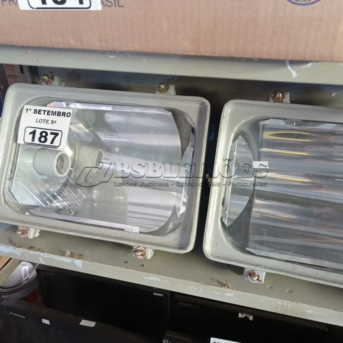 LOTE 187 - 02 LUMINÁRIAS DE PÁTIO E 02 REATORES PARA LÂMPADA VAPOR METÁLICO 150W. (NO ESTADO) ATENÇÃO! FAZER A VISITAÇÃO ANTES DE ARREMATAR, NÃO SABEMOS SE FUNCIONA. LEILÃO NÃO TEM GARANTIA E NEM DEVOLUÇÃO, SUJEITO A POSSÍVEIS AVARIAS VISÍVEIS/OCULTAS E/OU AUSÊNCIA DE COMPONENTES.