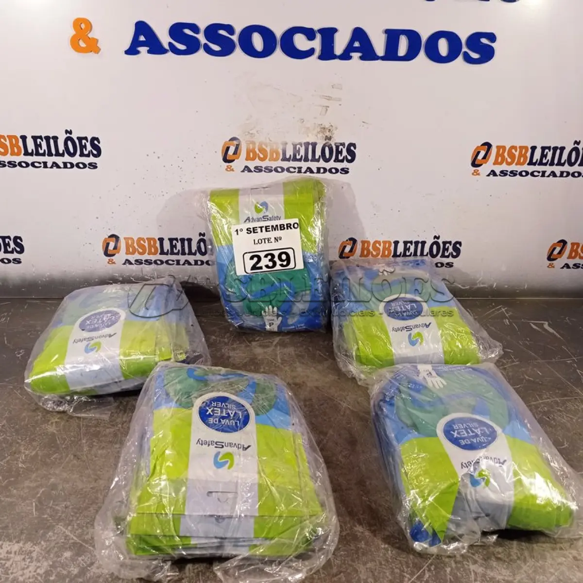 LOTE 239 - 05 PACOTES DE LUVAS DE LÁTEX SILVER TAMANHO “P”. (NO ESTADO) ATENÇÃO! FAZER A VISITAÇÃO ANTES DE ARREMATAR, NÃO SABEMOS SE FUNCIONA. LEILÃO NÃO TEM GARANTIA E NEM DEVOLUÇÃO, SUJEITO A POSSÍVEIS AVARIAS VISÍVEIS/OCULTAS E/OU AUSÊNCIA DE COMPONENTES.