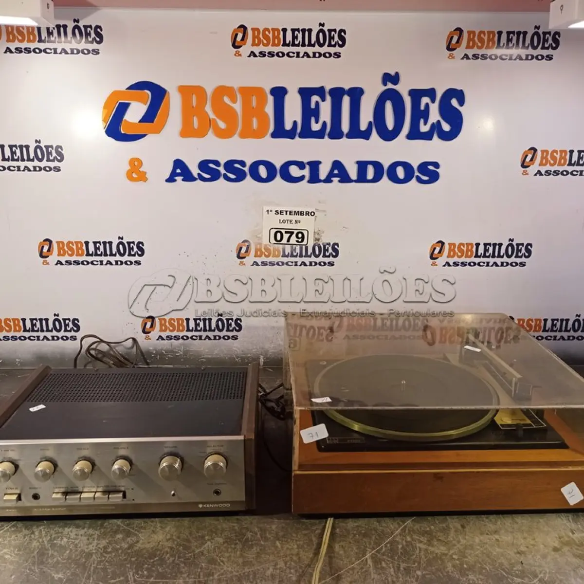 LOTE 079 - 01 TOCA DISCOS E 01 AMPLIFICADOR KENWOOD MODELO KA-4002A. (NO ESTADO) ATENÇÃO! FAZER A VISITAÇÃO ANTES DE ARREMATAR, NÃO SABEMOS SE FUNCIONA. LEILÃO NÃO TEM GARANTIA E NEM DEVOLUÇÃO, SUJEITO A POSSÍVEIS AVARIAS VISÍVEIS/OCULTAS E/OU AUSÊNCIA DE COMPONENTES.