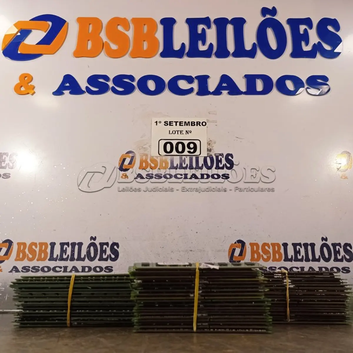 LOTE 009 - 01 LOTE COM VÁRIAS MEMORIAS PARA PC MARCAS E MODELOS DIVERSOS. (NO ESTADO) ATENÇÃO! FAZER A VISITAÇÃO ANTES DE ARREMATAR, NÃO SABEMOS SE FUNCIONA. LEILÃO NÃO TEM GARANTIA E NEM DEVOLUÇÃO, SUJEITO A POSSÍVEIS AVARIAS VISÍVEIS/OCULTAS E/OU AUSÊNCIA DE COMPONENTES.