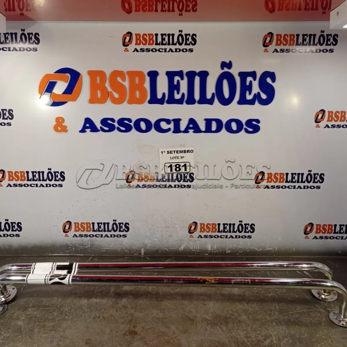 LOTE 181 - 02 BARRAS DE APOIO PARA BANHEIRO. (NO ESTADO) ATENÇÃO! FAZER A VISITAÇÃO ANTES DE ARREMATAR, NÃO SABEMOS SE FUNCIONA. LEILÃO NÃO TEM GARANTIA E NEM DEVOLUÇÃO, SUJEITO A POSSÍVEIS AVARIAS VISÍVEIS/OCULTAS E/OU AUSÊNCIA DE COMPONENTES.