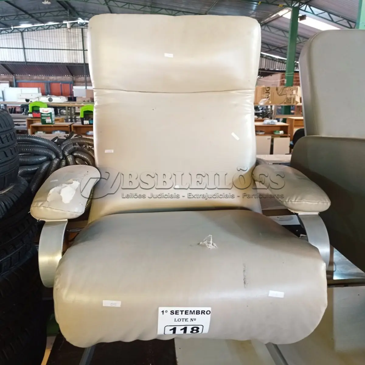LOTE 118 - 01 POLTRONA PARA DESCANSO. (NO ESTADO) ATENÇÃO! FAZER A VISITAÇÃO ANTES DE ARREMATAR, NÃO SABEMOS SE FUNCIONA. LEILÃO NÃO TEM GARANTIA E NEM DEVOLUÇÃO, SUJEITO A POSSÍVEIS AVARIAS VISÍVEIS/OCULTAS E/OU AUSÊNCIA DE COMPONENTES.