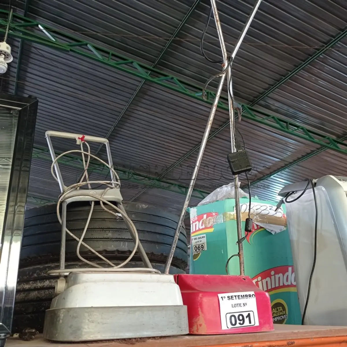 LOTE 091 - 02 ASPIRADORES DE PÓ MARCAS E MODELOS DIVERSOS. (NO ESTADO) ATENÇÃO! FAZER A VISITAÇÃO ANTES DE ARREMATAR, NÃO SABEMOS SE FUNCIONA. LEILÃO NÃO TEM GARANTIA E NEM DEVOLUÇÃO, SUJEITO A POSSÍVEIS AVARIAS VISÍVEIS/OCULTAS E/OU AUSÊNCIA DE COMPONENTES.