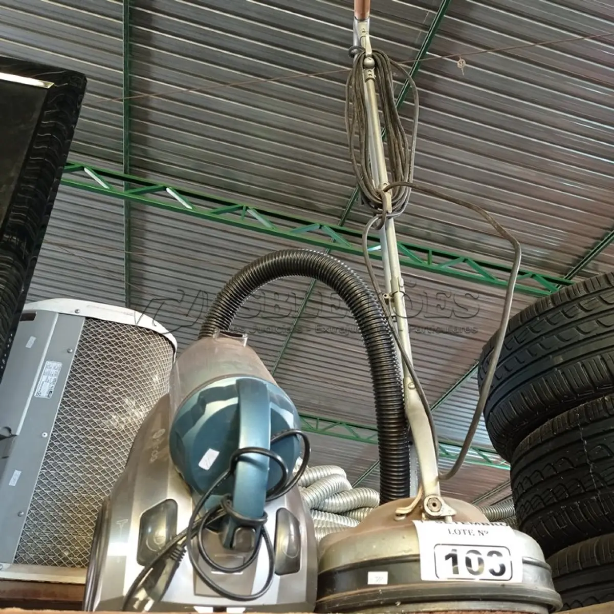 LOTE 103 - 02 ASPIRADORES DE PÓ MARCAS E MODELOS DIVERSOS. (NO ESTADO) ATENÇÃO! FAZER A VISITAÇÃO ANTES DE ARREMATAR, NÃO SABEMOS SE FUNCIONA. LEILÃO NÃO TEM GARANTIA E NEM DEVOLUÇÃO, SUJEITO A POSSÍVEIS AVARIAS VISÍVEIS/OCULTAS E/OU AUSÊNCIA DE COMPONENTES.