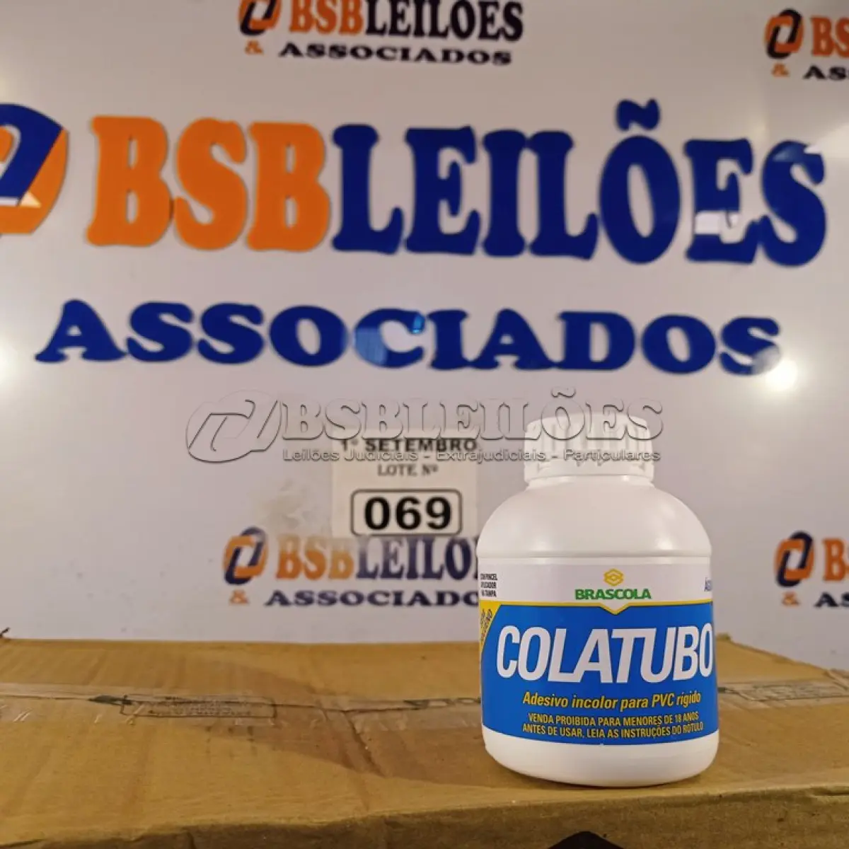 LOTE 069 - 03 CAIXAS COM COLA TUBO ST 175G COM 15 FRASCOS CADA. (NO ESTADO) ATENÇÃO! FAZER A VISITAÇÃO ANTES DE ARREMATAR, NÃO SABEMOS SE FUNCIONA. LEILÃO NÃO TEM GARANTIA E NEM DEVOLUÇÃO, SUJEITO A POSSÍVEIS AVARIAS VISÍVEIS/OCULTAS E/OU AUSÊNCIA DE COMPONENTES.