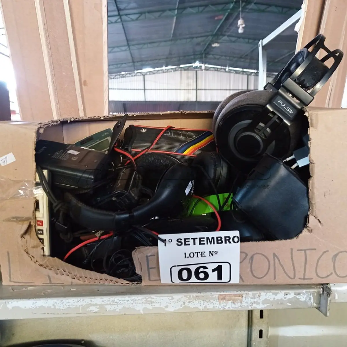 LOTE 061 - 01 LOTE COM VÁRIAS CÂMERAS FOTOGRÁFICAS E FONES DE OUVIDO MARCAS E MODELOS DIVERSOS. (NO ESTADO) ATENÇÃO! FAZER A VISITAÇÃO ANTES DE ARREMATAR, NÃO SABEMOS SE FUNCIONA. LEILÃO NÃO TEM GARANTIA E NEM DEVOLUÇÃO, SUJEITO A POSSÍVEIS AVARIAS VISÍVEIS/OCULTAS E/OU AUSÊNCIA DE COMPONENTES.