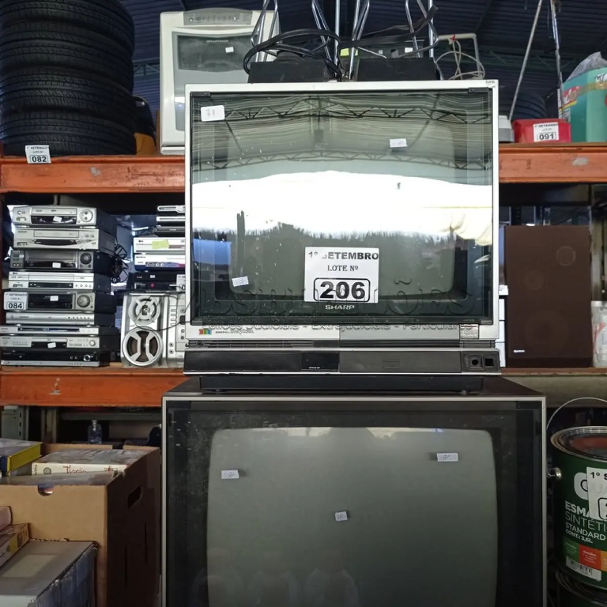 LOTE 206 - 02 TV’S DE TUBO E 02 ANTENAS INTERNAS MARCAS E MODELOS DIVERSOS. (NO ESTADO) ATENÇÃO! FAZER A VISITAÇÃO ANTES DE ARREMATAR, NÃO SABEMOS SE FUNCIONA. LEILÃO NÃO TEM GARANTIA E NEM DEVOLUÇÃO, SUJEITO A POSSÍVEIS AVARIAS VISÍVEIS/OCULTAS E/OU AUSÊNCIA DE COMPONENTES.