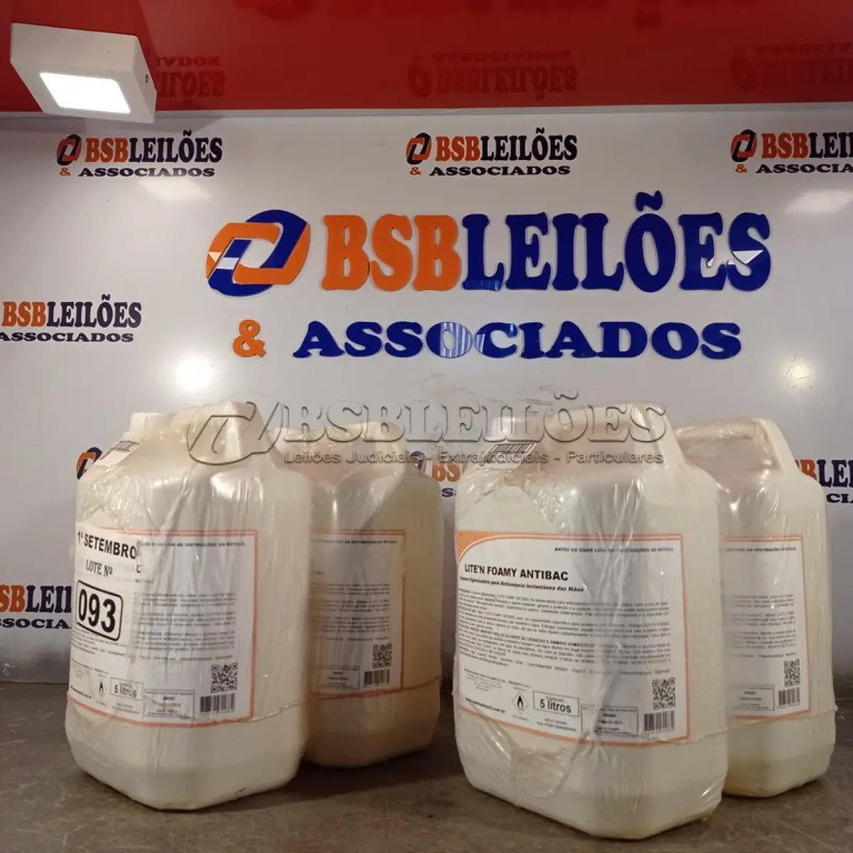 LOTE 093 - 20 LITROS DE ESPUMA HIGIENIZADORA PARA ANTISSEPSIA INSTANTÂNEA DAS MÃOS. (NO ESTADO) ATENÇÃO! FAZER A VISITAÇÃO ANTES DE ARREMATAR, NÃO SABEMOS SE FUNCIONA. LEILÃO NÃO TEM GARANTIA E NEM DEVOLUÇÃO, SUJEITO A POSSÍVEIS AVARIAS VISÍVEIS/OCULTAS E/OU AUSÊNCIA DE COMPONENTES.