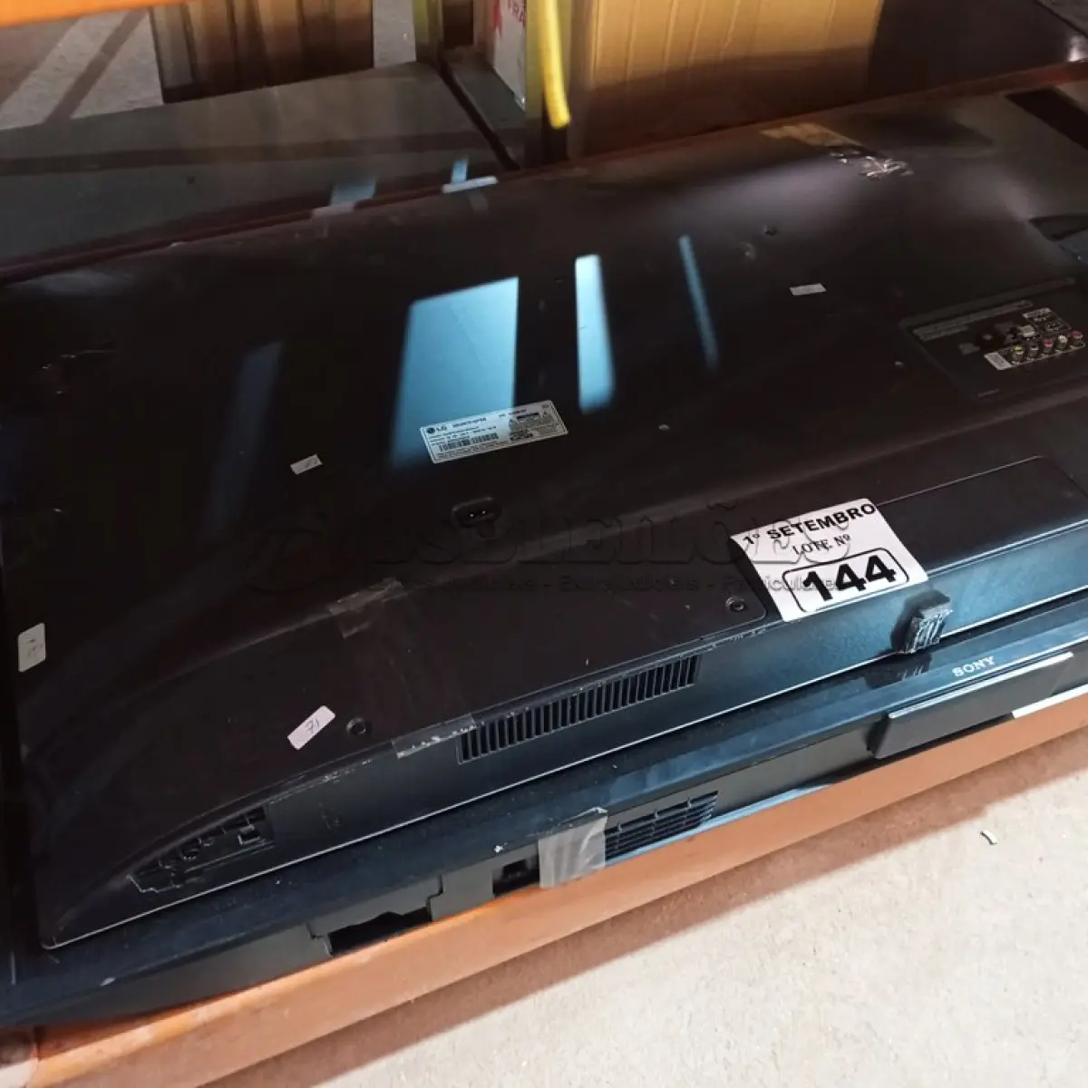 LOTE 144 - 02 TV’S MARCAS E MODELOS DIVERSOS PARA RETIRADA DE PEÇAS. (NO ESTADO) ATENÇÃO! FAZER A VISITAÇÃO ANTES DE ARREMATAR, NÃO SABEMOS SE FUNCIONA. LEILÃO NÃO TEM GARANTIA E NEM DEVOLUÇÃO, SUJEITO A POSSÍVEIS AVARIAS VISÍVEIS/OCULTAS E/OU AUSÊNCIA DE COMPONENTES.