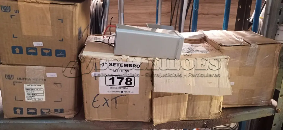 LOTE 178 - 05 CAIXAS COM REATORES PARA LÂMPADAS DE VAPOR METÁLICO. (NO ESTADO) ATENÇÃO! FAZER A VISITAÇÃO ANTES DE ARREMATAR, NÃO SABEMOS SE FUNCIONA. LEILÃO NÃO TEM GARANTIA E NEM DEVOLUÇÃO, SUJEITO A POSSÍVEIS AVARIAS VISÍVEIS/OCULTAS E/OU AUSÊNCIA DE COMPONENTES.