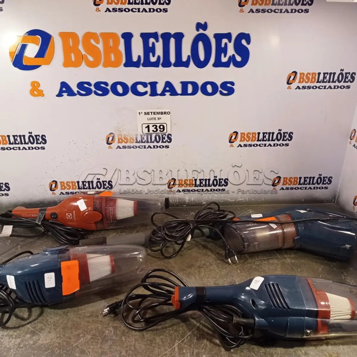 LOTE 139 - 03 ASPIRADORES DE PÓ MARCAS E MODELOS DIVERSOS. (NO ESTADO) ATENÇÃO! FAZER A VISITAÇÃO ANTES DE ARREMATAR, NÃO SABEMOS SE FUNCIONA. LEILÃO NÃO TEM GARANTIA E NEM DEVOLUÇÃO, SUJEITO A POSSÍVEIS AVARIAS VISÍVEIS/OCULTAS E/OU AUSÊNCIA DE COMPONENTES.