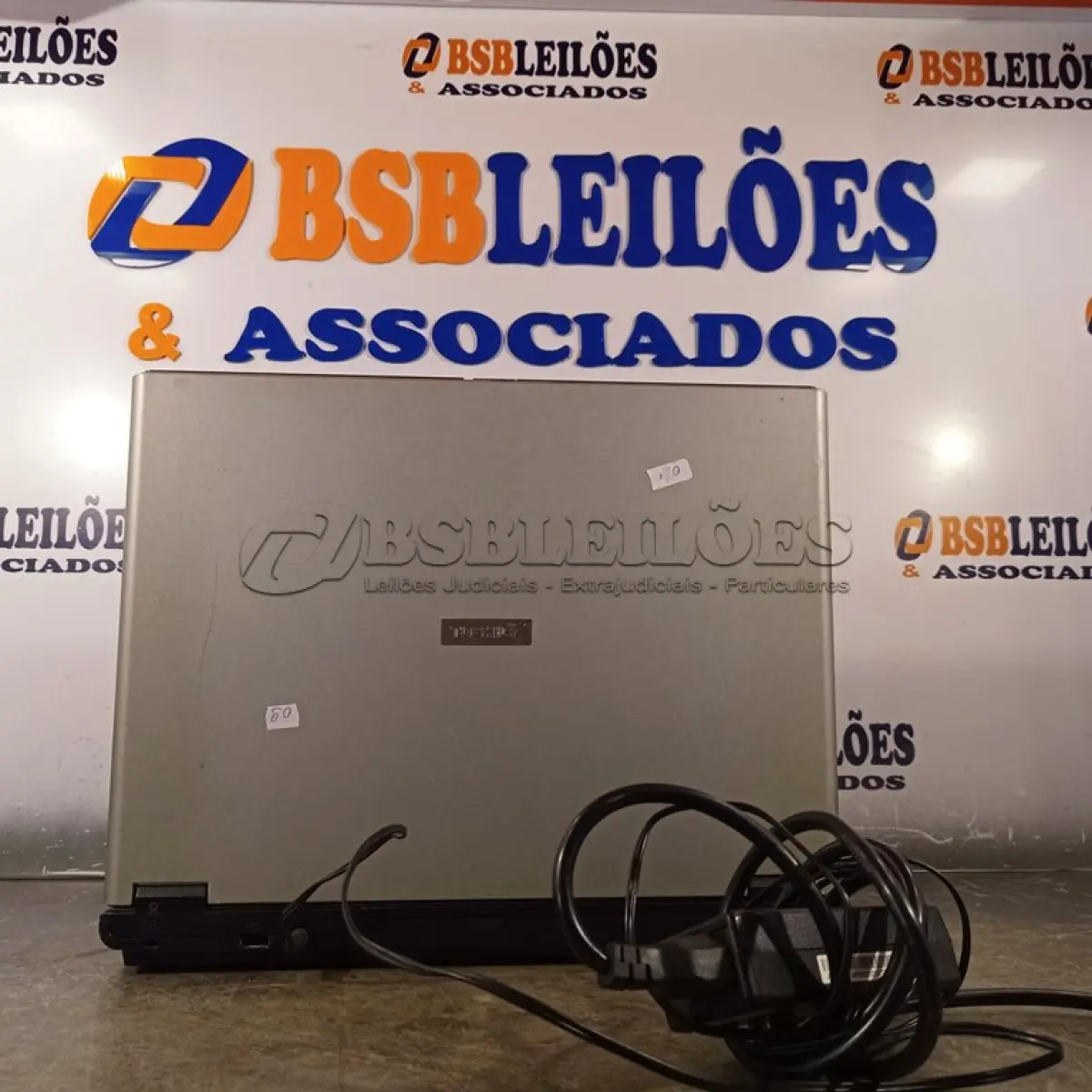 LOTE 049 - 01 NOTEBOOK MARCA TOSHIBA. (NO ESTADO) ATENÇÃO! FAZER A VISITAÇÃO ANTES DE ARREMATAR, NÃO SABEMOS SE FUNCIONA. LEILÃO NÃO TEM GARANTIA E NEM DEVOLUÇÃO, SUJEITO A POSSÍVEIS AVARIAS VISÍVEIS/OCULTAS E/OU AUSÊNCIA DE COMPONENTES.